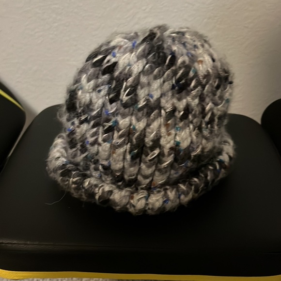 Handmade winter hat - Picture 2 of 2
